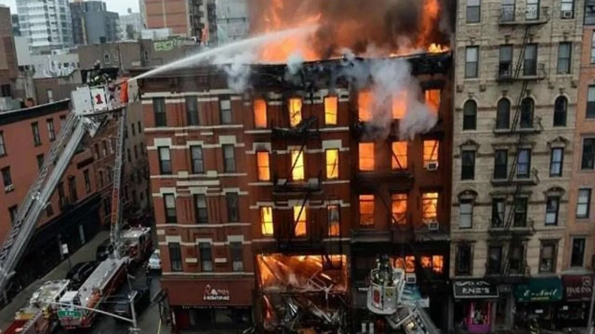 न्यूयॉर्क की एक बिल्डिंग में लगी भीषण आग- India TV Hindi