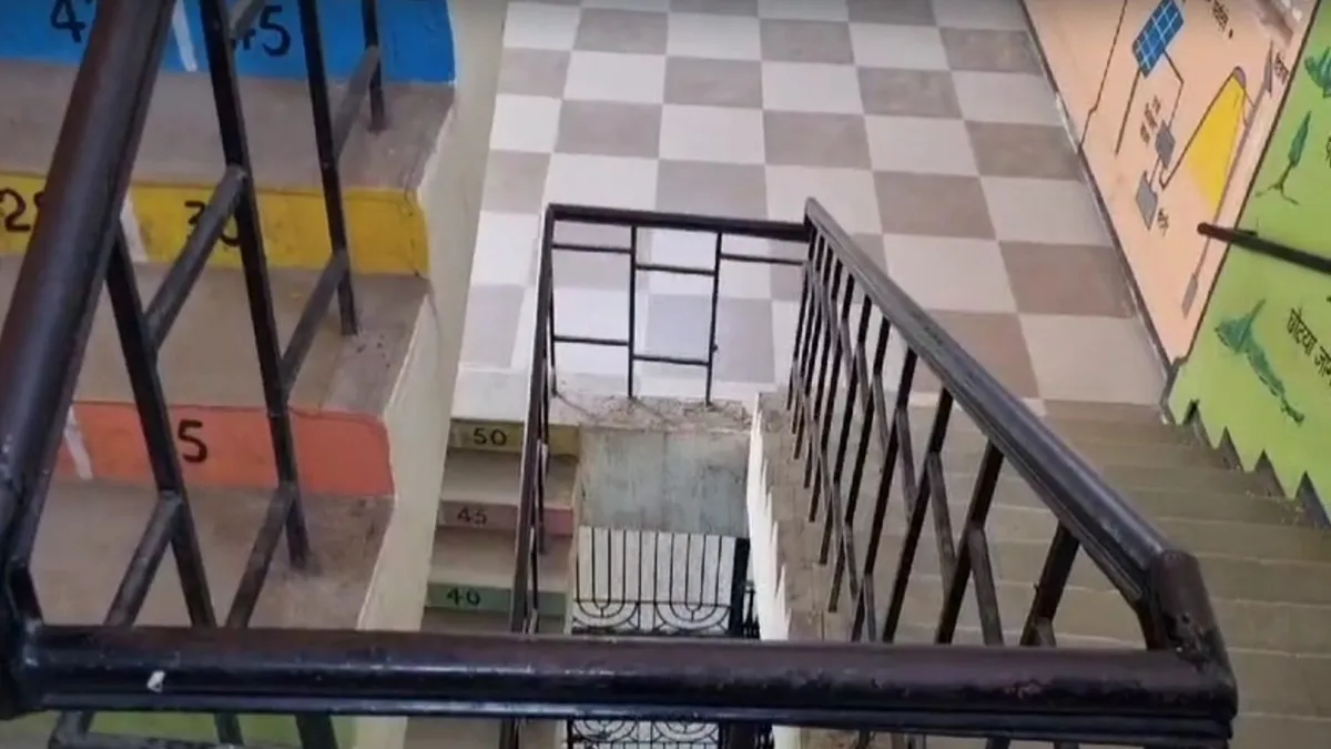 सीढ़ियों की रेलिंग पर...- India TV Hindi
