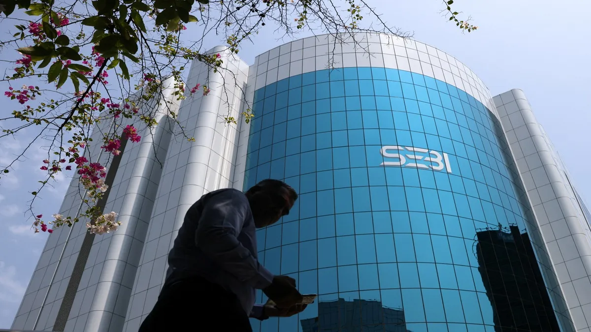 सेबी ने सभी बैंकों, डिपॉजिटरी और म्यूचुअल फंड से खाते से राशि निकालने की अनुमति नहीं देने को कहा है।- India TV Paisa
