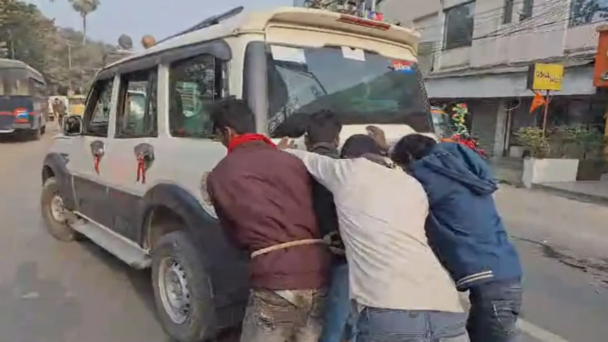 उत्पाद विभाग की गाड़ी में धक्का लगाते हुए कैदी।- India TV Hindi