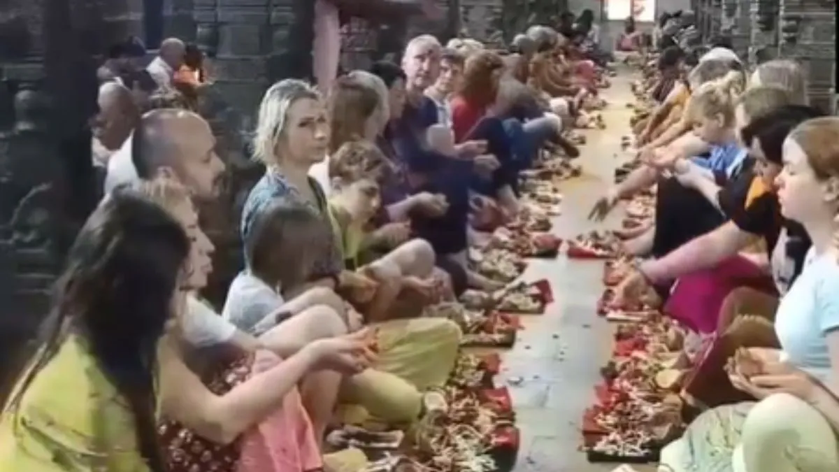 मंदिर में पूजा करते...- India TV Hindi