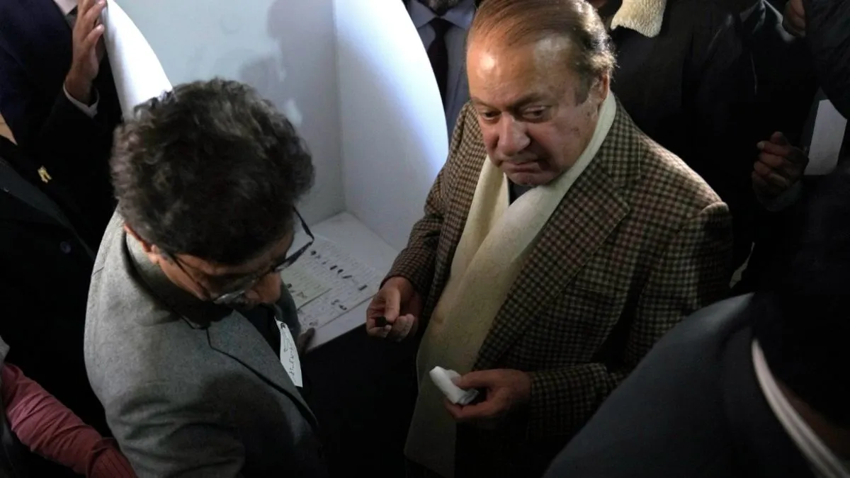 Former PM of Pakistan Nawaz Sharif casting his vote.  - India TV Hindi