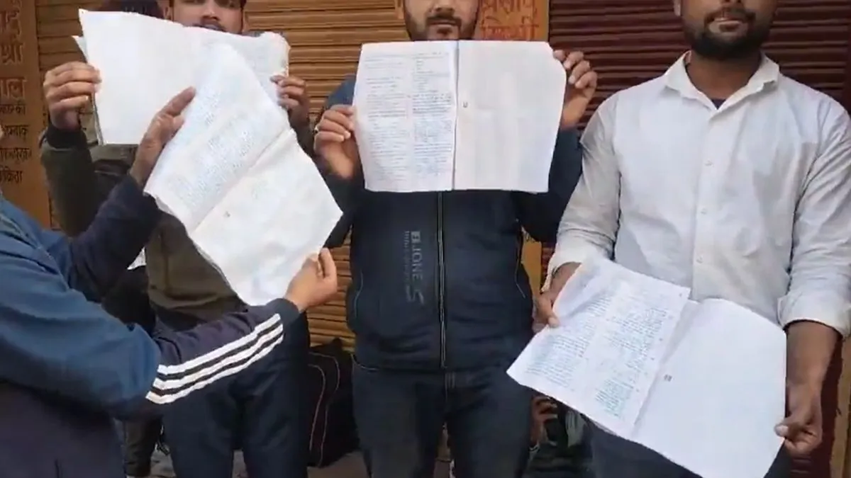UP Police भर्ती परीक्षा में अभ्यर्थियों को मिला अधूरा प्रिंट पेपर।- India TV Hindi