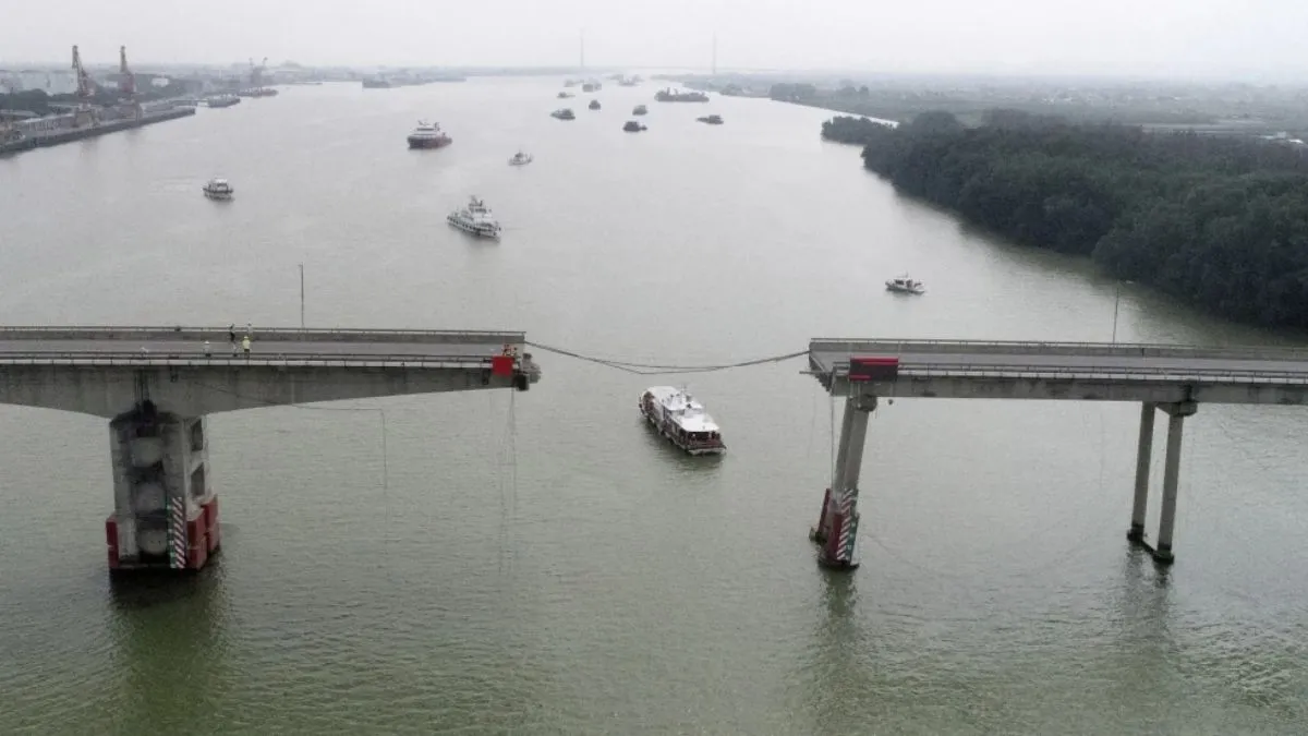इसी पुल से टकराया चीन का कंटेनर जहाज।- India TV Hindi