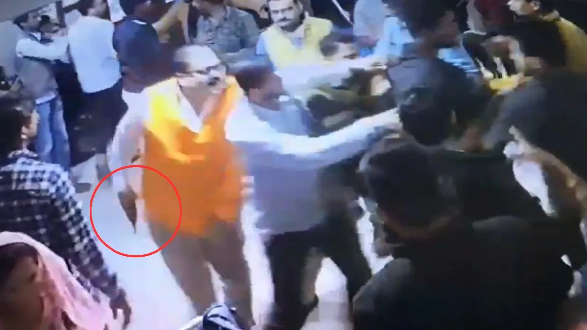 झगड़े के दौरान का CCTV फुटेज, शख्स के हाथ में बंदूक साफ दिख रहा है।- India TV Hindi