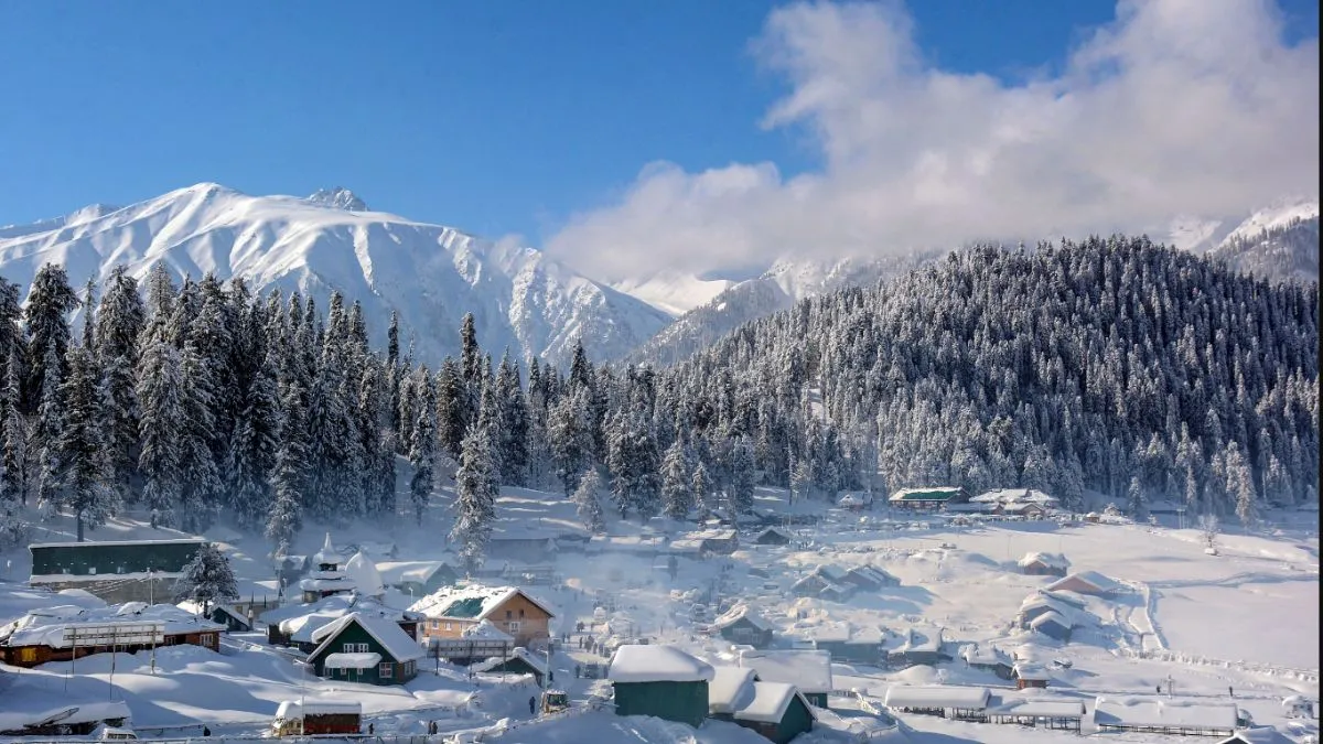बारामूला में ताजा बर्फबारी के बाद गुलमर्ग स्की रिसॉर्ट बर्फ से ढक गया- India TV Hindi