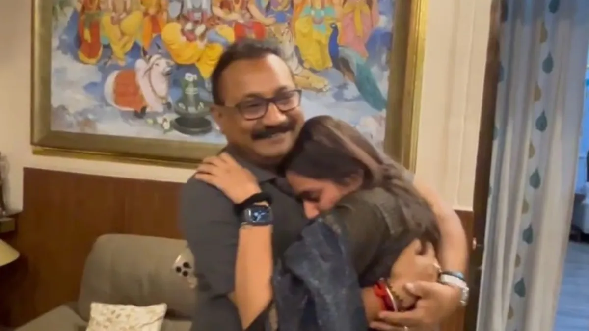 पिता के गले लग भावुक हुईं शांभ‌वी चौधरी- India TV Hindi