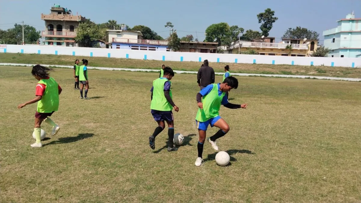 फुटबाल खेलती लड़कियां- India TV Hindi