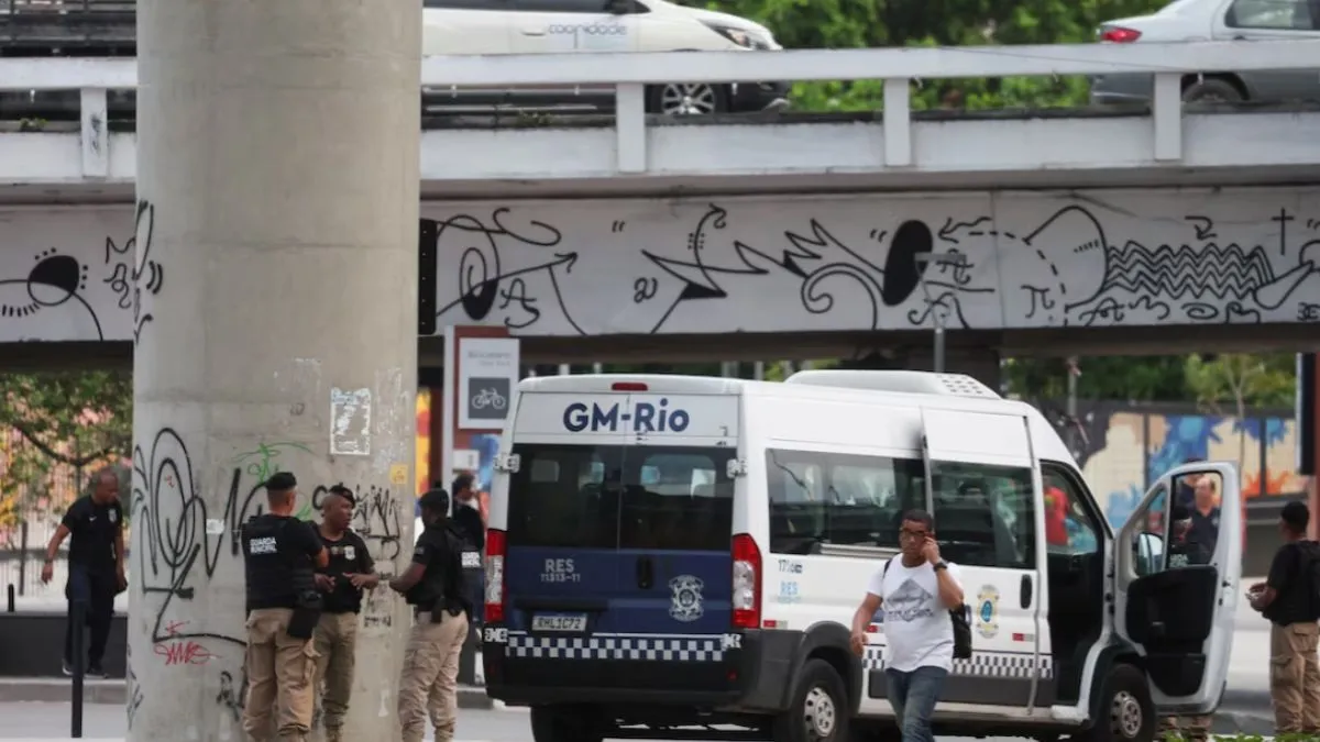 ब्राजील में एक बंदूकधारी शख्स ने बस को किया हाईजैक- India TV Hindi