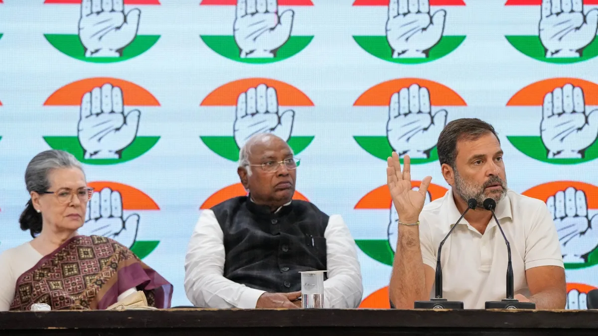 कांग्रेस अध्यक्ष मल्लिकार्जुन खरगे के साथ सोनिया गांधी और राहुल गांधी- India TV Hindi