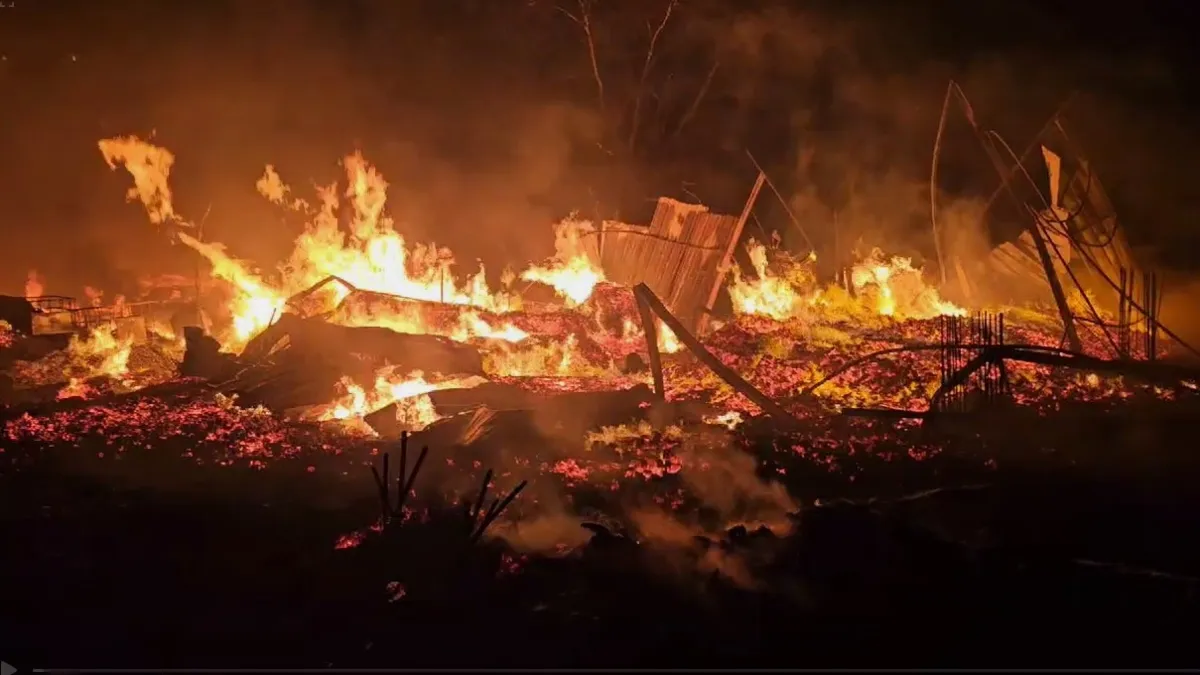 भीषण आग में कई स्क्रैप गोदाम जलकर राख - India TV Hindi