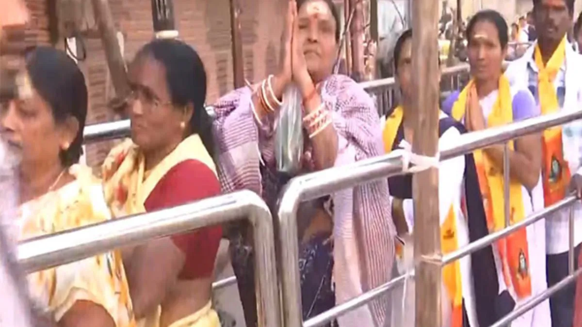 काशी विश्वनाथ मंदिर में श्रद्धालु- India TV Hindi