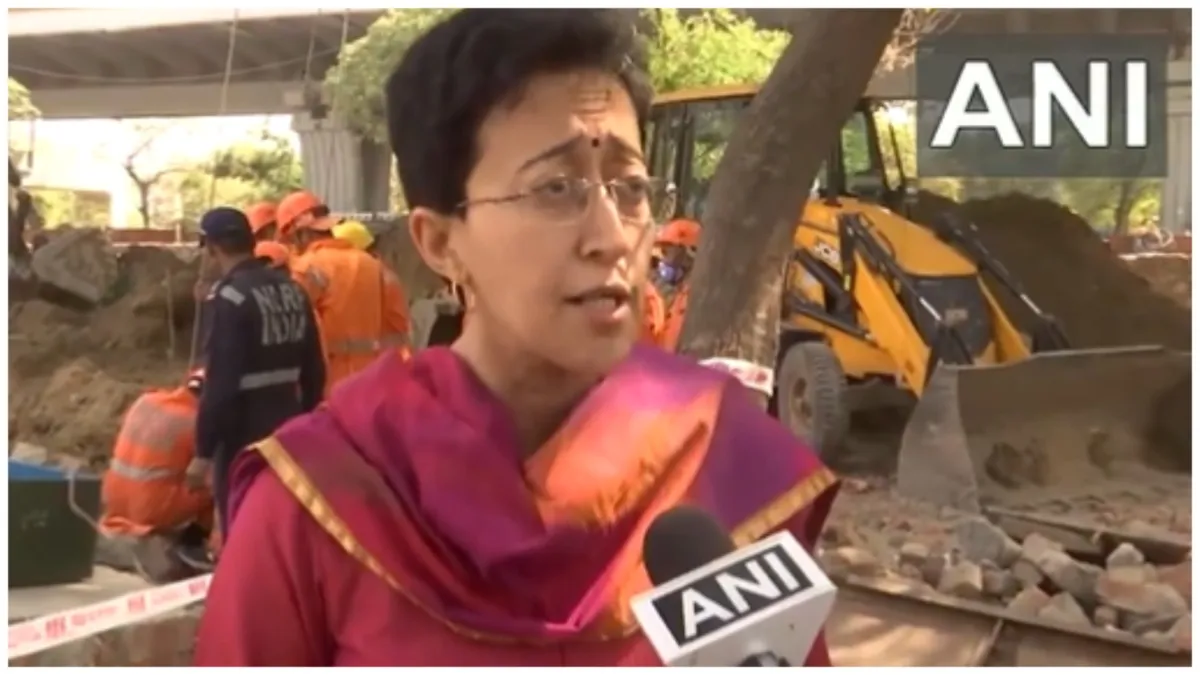 man fell down in borewell in delhi atishi says action will be taken against the culprits- India TV Hindi
