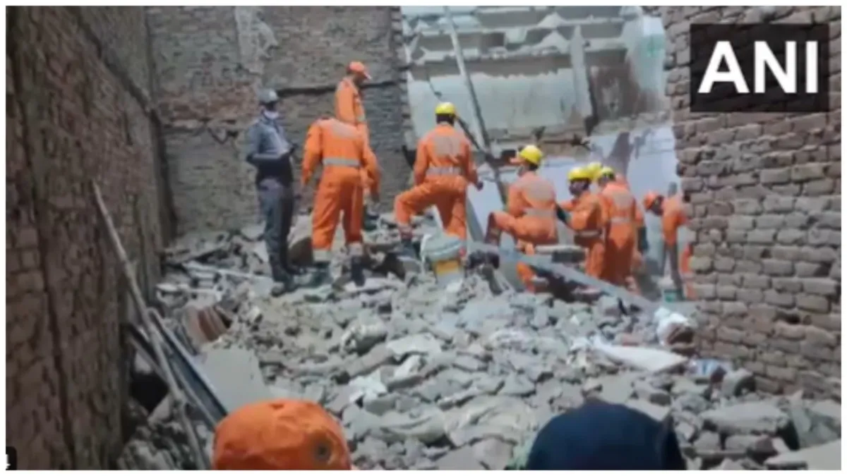Delhi Kabir Nagar area Building collapsed 2 workers died 1 seriously injured - India TV Hindi