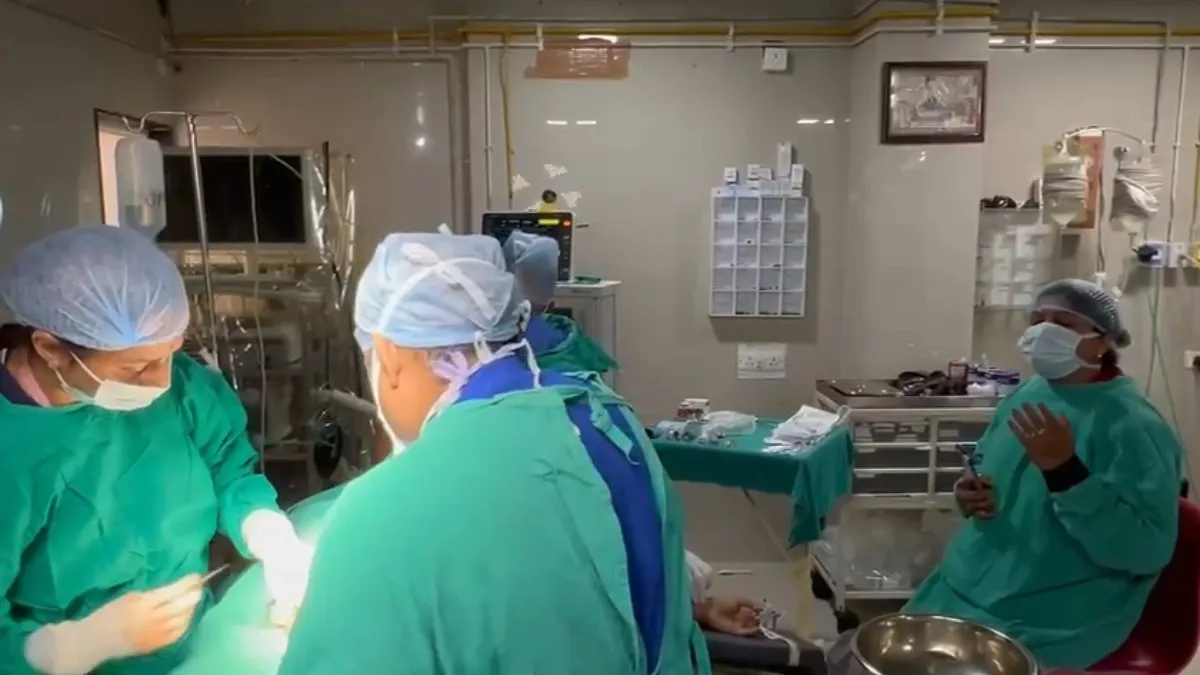 महिला की ऑपरेशन के दौरान भजन गाती हुई प्रीति- India TV Hindi