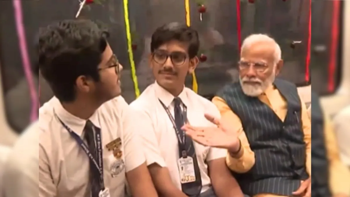 पीएम मोदी ने अंडरवॉटर मेट्रो में सफर के दौरान छात्रों से की बातचीत- India TV Hindi