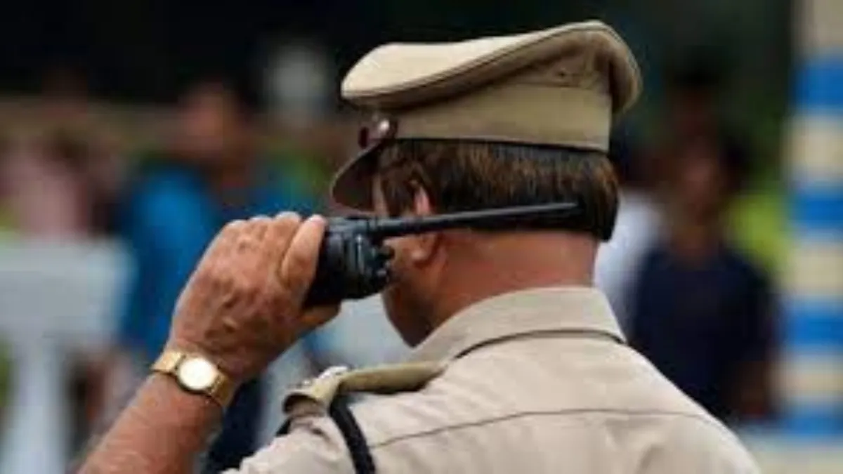 पुलिस की राइफल लेकर भागे नशेड़ी।- India TV Hindi