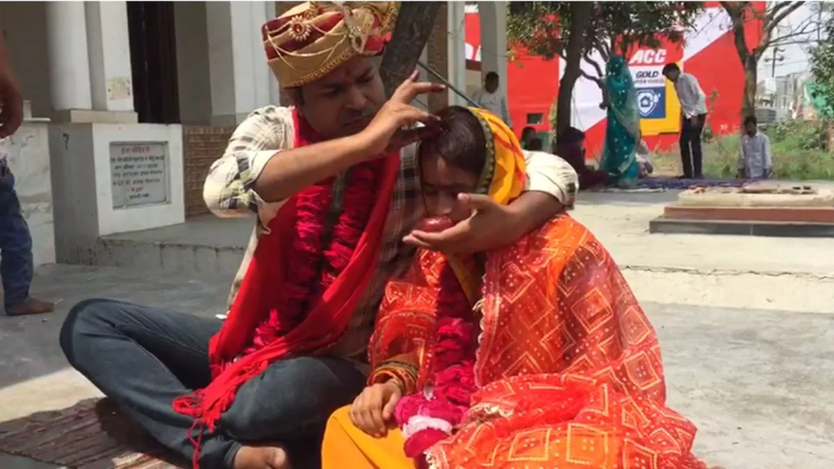 मुस्लिम युवती ने मंदिर में हिंदू युवक से की शादी- India TV Hindi