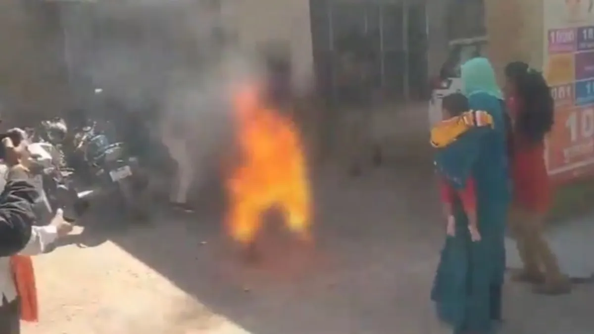 शख्स ने पुलिस अधीक्षक कार्यालय के सामने लगाई आग   - India TV Hindi