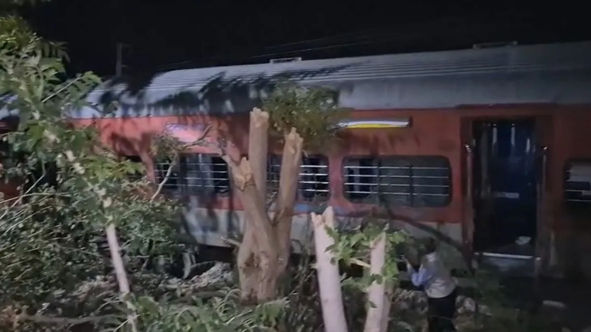 मदार रेलवे स्टेशन के पास ट्रेन हादसा- India TV Hindi