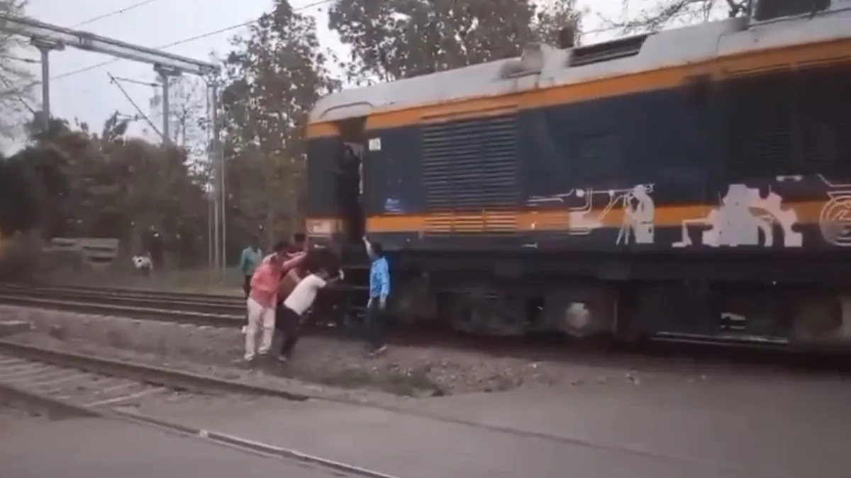 ट्रेन को धक्का लगाते...- India TV Hindi