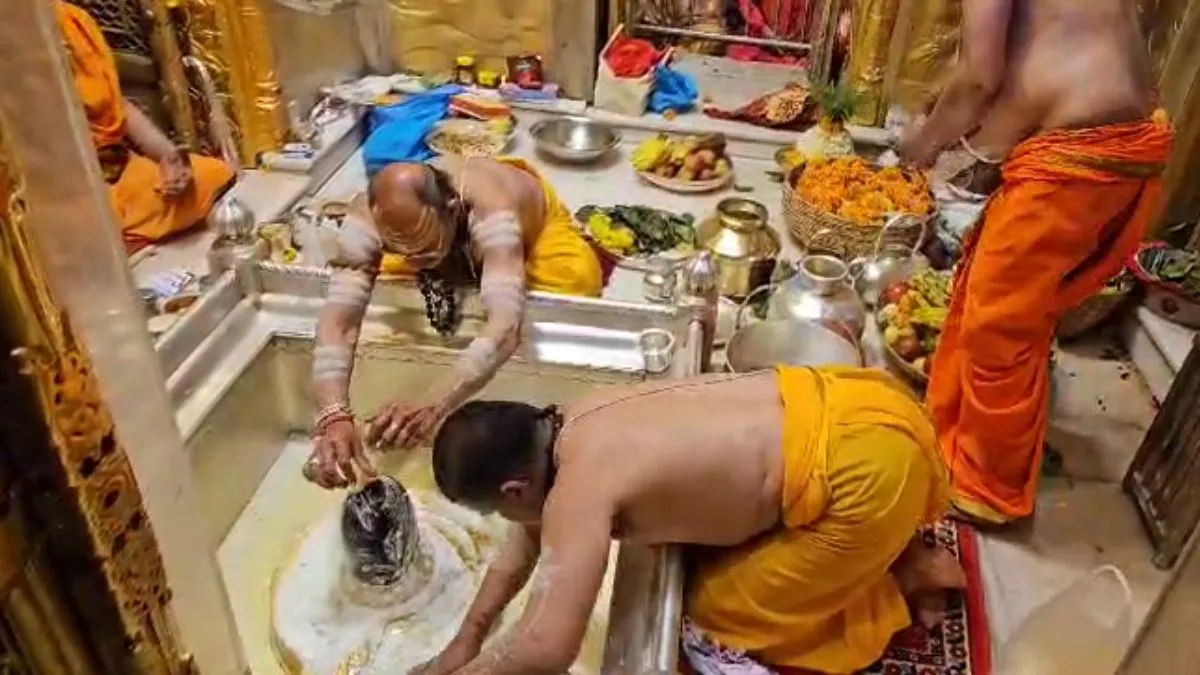 काशी विश्वनाथ मंदिर में दर्शन के लिए उमड़े श्रद्धालु।- India TV Hindi
