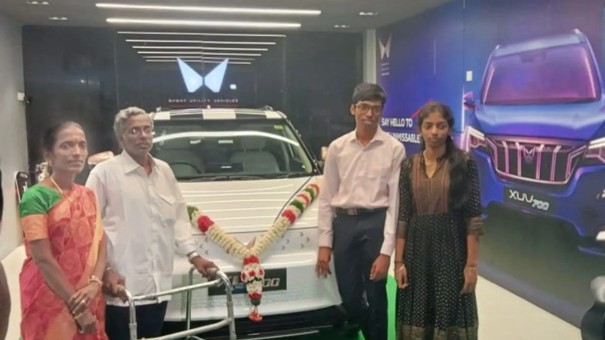 माता-पिता और गिफ्ट में मिली कार के साथ आर प्रज्ञानंद - India TV Hindi