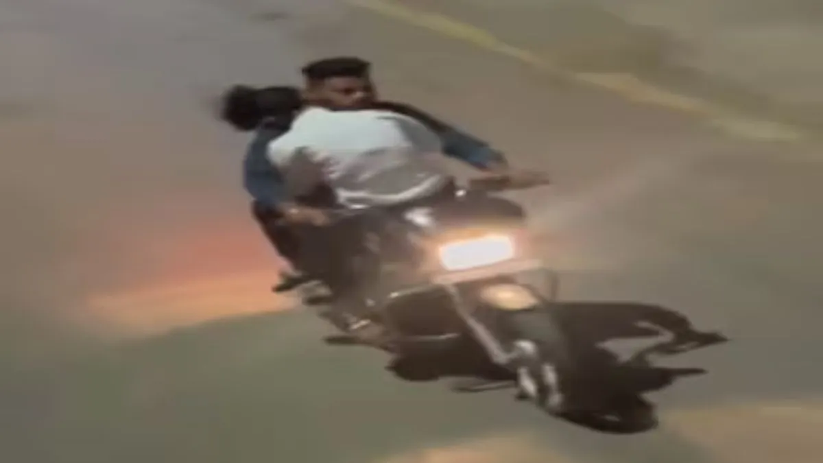 बाइक पर रोमांस करते हुए कपल का वीडियो हो रहा वायरल- India TV Hindi