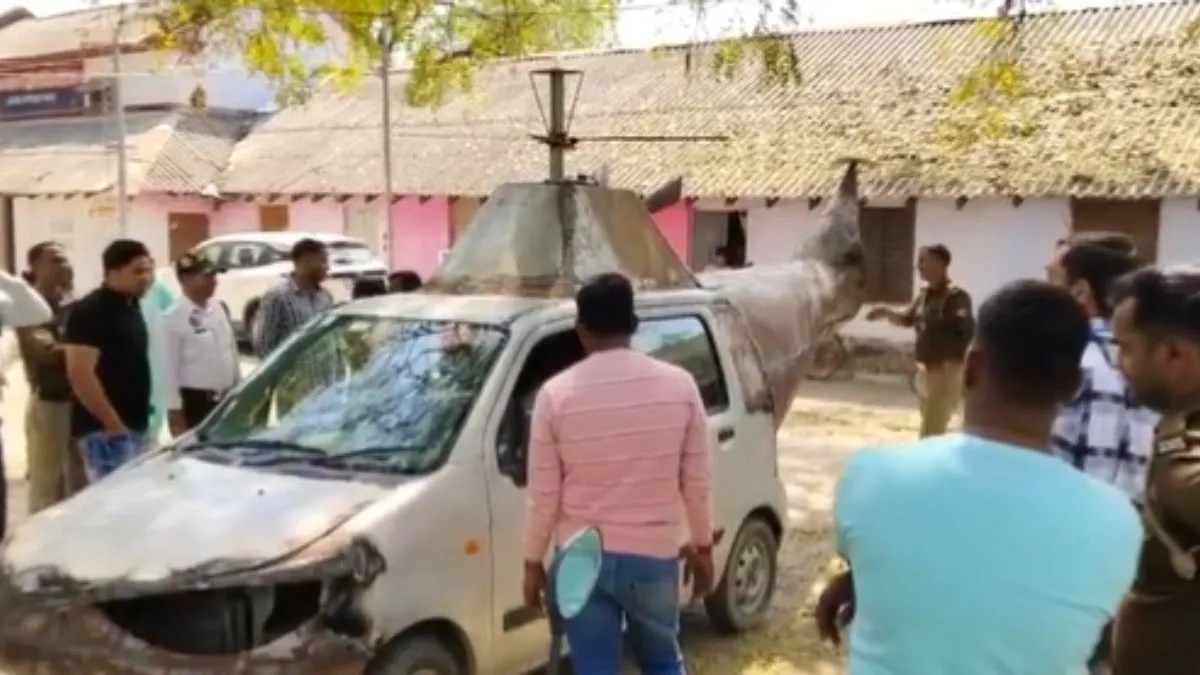 कार को देखने के लिए जुटी भीड़- India TV Hindi