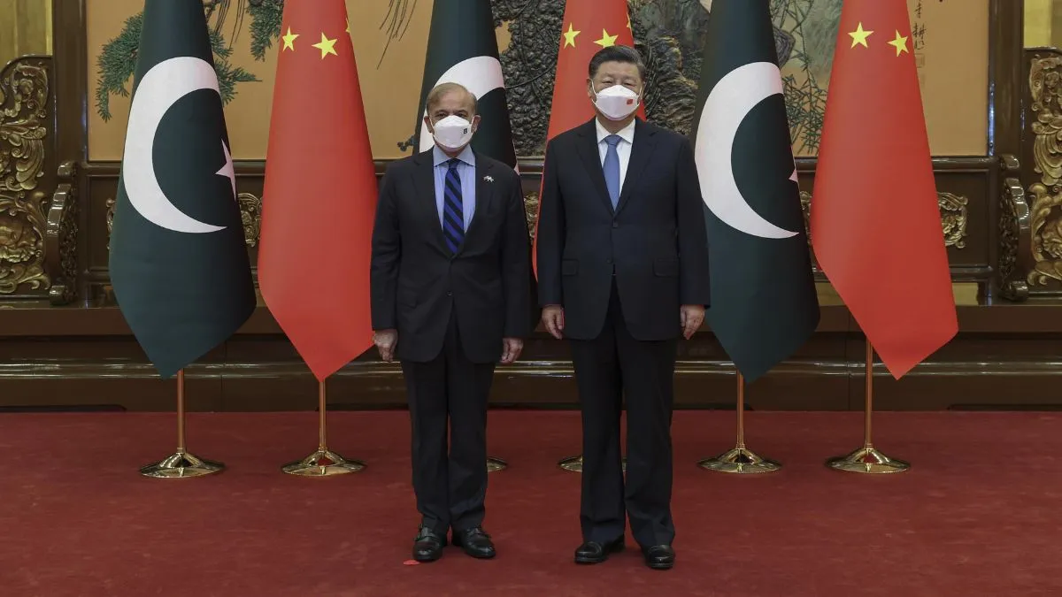 पाकिस्तान के पीएम शहबाज शरीफ और चीनी राष्ट्रपति शी जिनपिंग (फाइल फोटो)- India TV Hindi