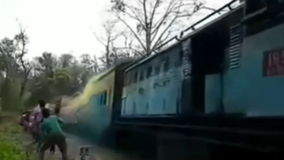 ट्रेन पर रंग फेंकते हुए लोग- India TV Hindi