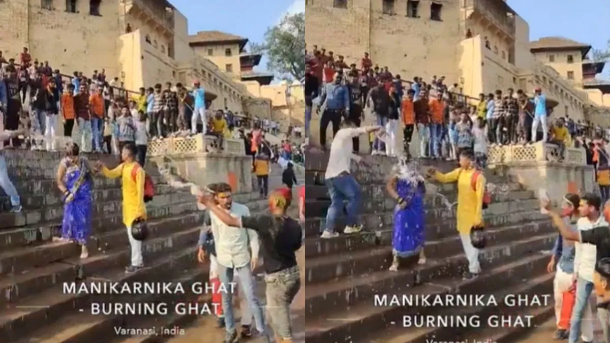 महिला पर पानी फेंकते हुए लोग- India TV Hindi