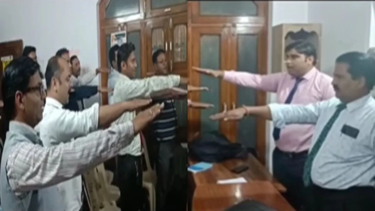 कर्मचारियों को शपथ दिलाते मैनेजर- India TV Hindi