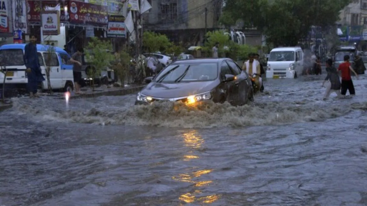 पाकिस्तान के खैबरपख्तूनख्वा में मूसलाधार बारिश। - India TV Hindi