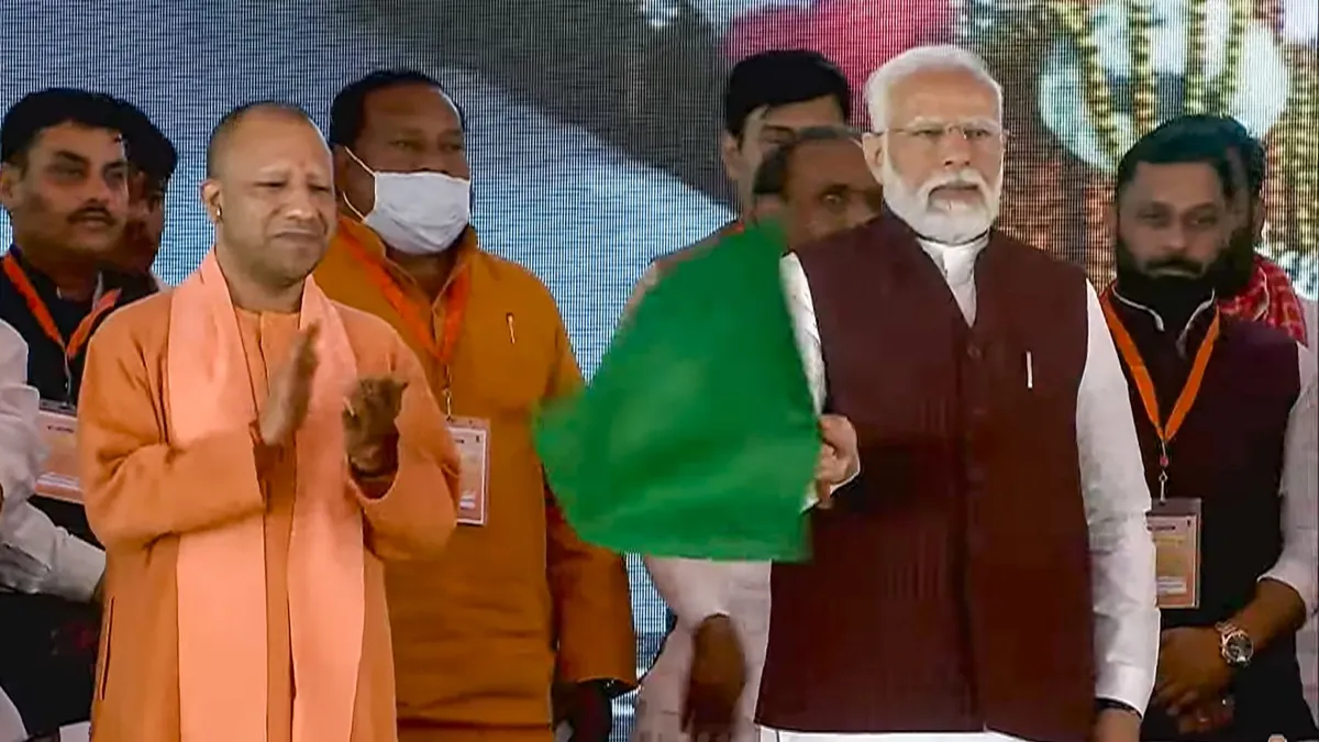 प्रधानमंत्री नरेंद्र मोदी के साथ सीएम योगी आदित्यनाथ- India TV Hindi