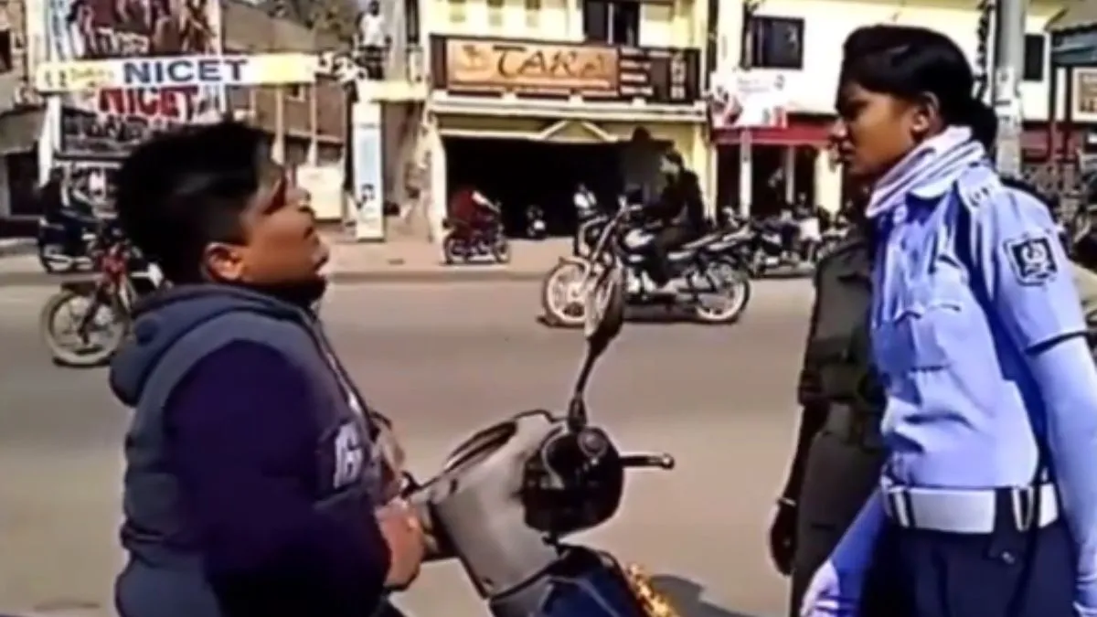 महिला पुलिसकर्मी के सामने रोता हुआ लड़का।- India TV Hindi