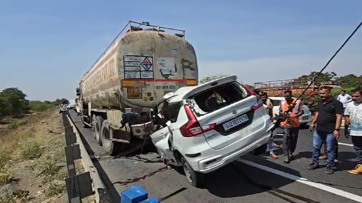Accident on Ahmedabad Vadodara Expressway.  India TV Hindi.