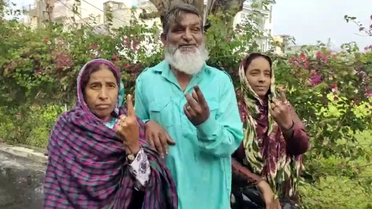 वोट देने के बाद परिवार के साथ सईद मोहम्मद- India TV Hindi