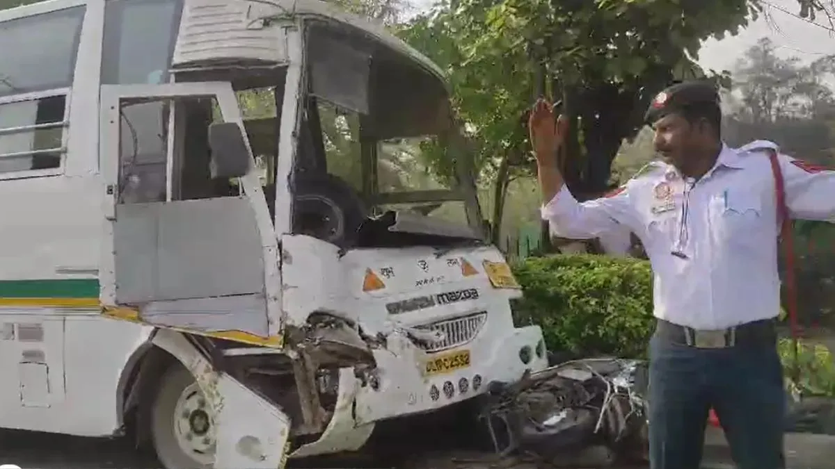 delhi school bus accident- India TV Hindi