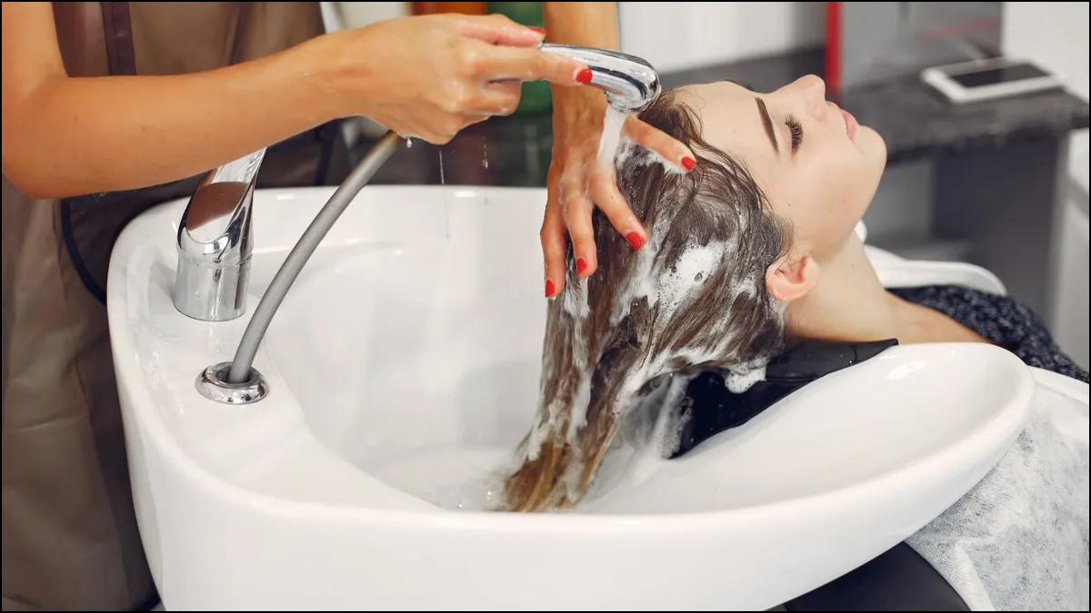 हफ्ते में कितनी बार बाल धोने चाहिए- India TV Hindi