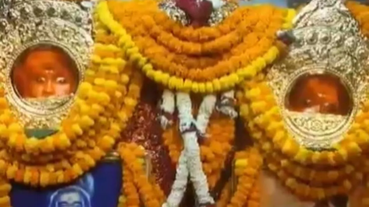 हनुमान जी के दोनों विग्रह स्वर्ण जड़ित मुकुट और हार से सुशोभित हुए। - India TV Hindi
