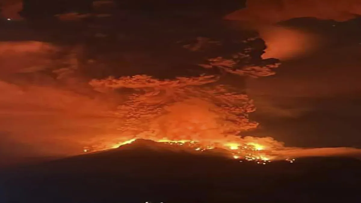 इंडोनेशिया में स्थित रुआंग ज्वालामुखी- India TV Hindi