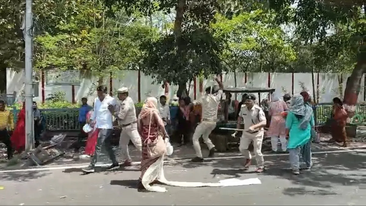  पुलिस ने अतिथि शिक्षकों पर किया लाठीचार्ज- India TV Hindi