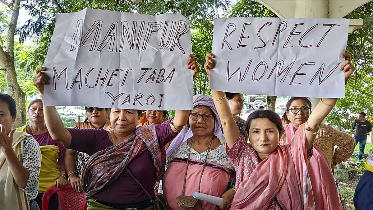 महिलाओं को नग्न परेड के बाद प्रदर्शन करती महिलाएं- India TV Hindi
