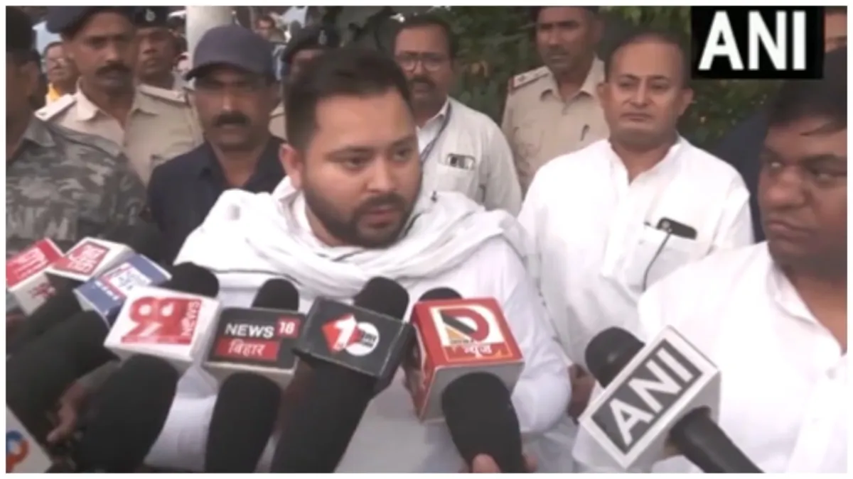 RJD leader Tejashwi Yadav says Nitish Kumar touched the feet of Prime Minister Narendra Modi- India TV Hindi