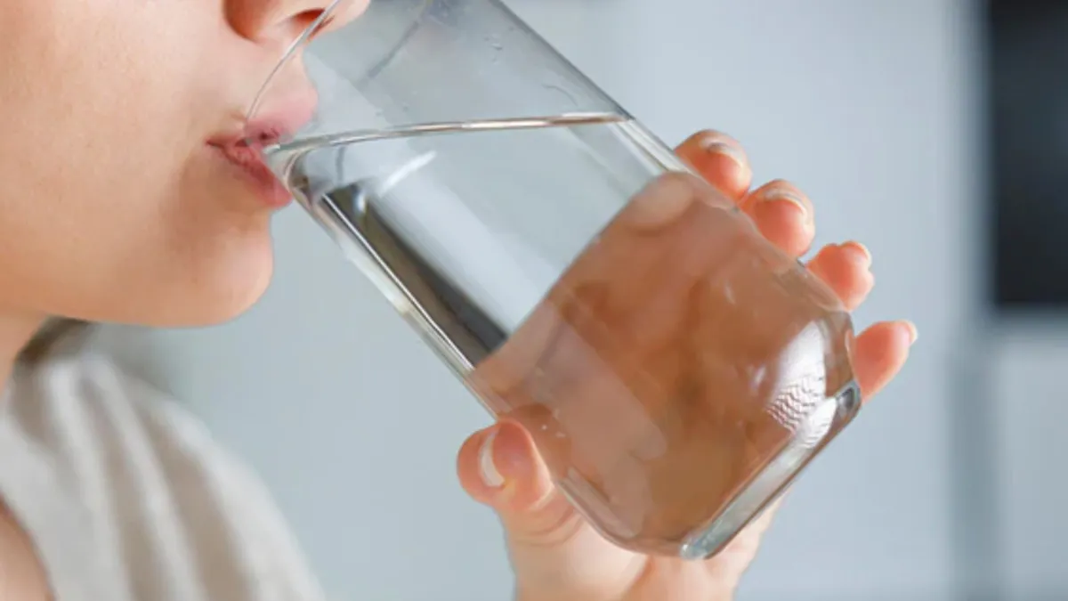 सुबह बासी मुंह पानी पीने के फायदे- India TV Hindi