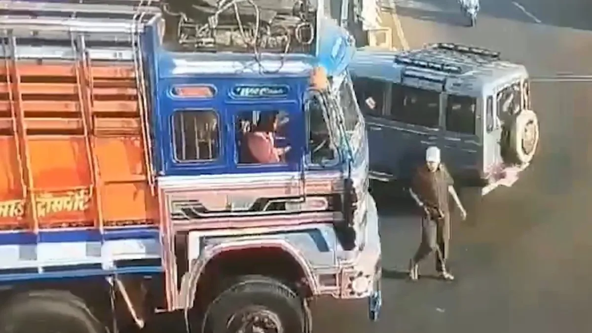 ट्रक ने बुजुर्ग को कुचला- India TV Hindi