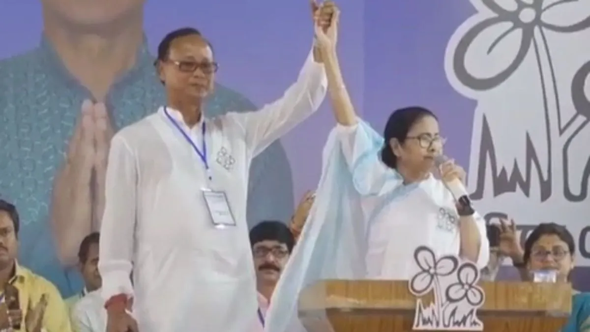 Mamata Banerjee with TMC candidate.- India TV Hindi.