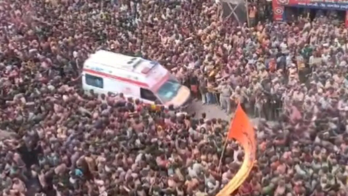 लोगों की भीड़ से गुजरी एंबुलेंस- India TV Hindi