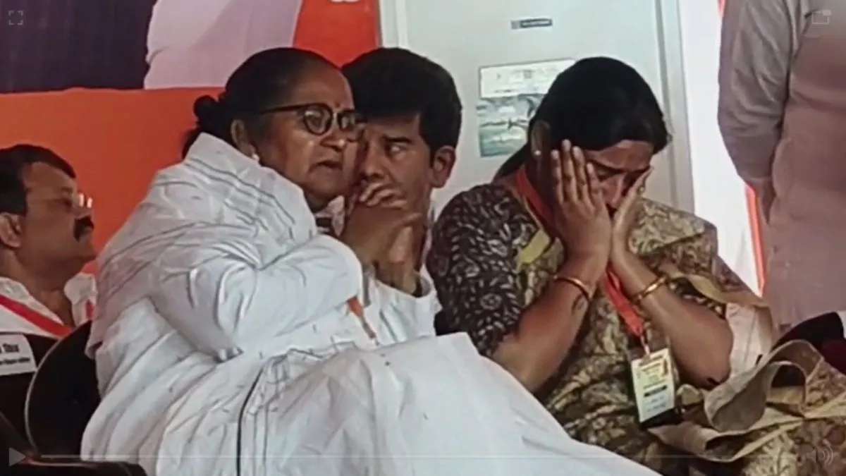 मंच पर रोती हुई सांसद संघमित्रा मौर्या- India TV Hindi